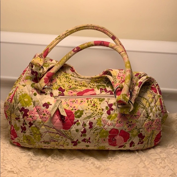 Vera Bradley Handbags - ⚠️✅ Great buy for the serious Vera Bradley Collect